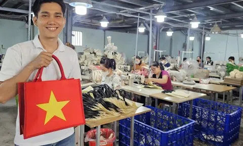 Sản phẩm in hình cờ đỏ sao vàng "cháy hàng", nhà sản xuất không kịp cung ứng