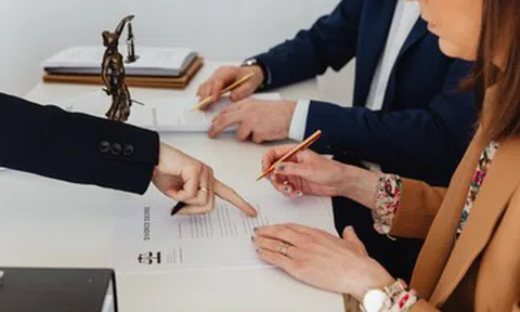 Chồng bí mật chuyển gần 50 tỷ đồng cho nhân tình trẻ, vợ U70 cay đắng ra tay