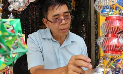 Thợ khóa 30 năm ở TPHCM biến vỏ lon bia thành lồng đèn Trung thu tiền triệu