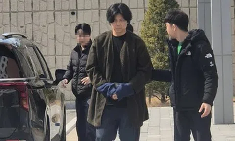 Nam ca sĩ 55 tuổi xin lỗi, rời công ty sau bê bối chất cấm