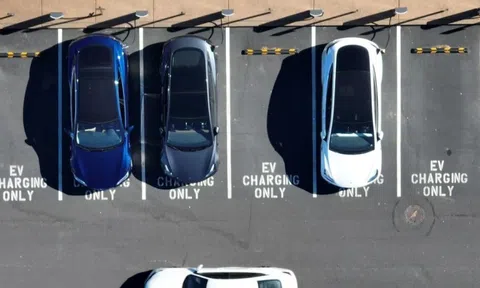 Đốt 65 tỷ USD trong 1 năm vì xe điện rồi ‘vỡ mộng’, các tập đoàn quay về làm ô tô xăng