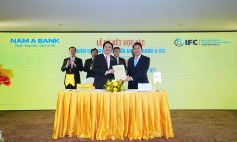 Vừa ra mắt Trung tâm tài chính quốc tế, ngân hàng đầu tiên bắt tay với loạt tổ chức nước ngoài