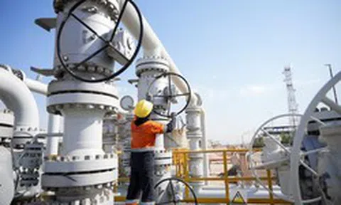 Khổ như quốc gia hàng xóm của Iran: Từng sản xuất 4 triệu thùng dầu/ngày nay phải cắt giảm 80% sản lượng vì eo biển Hormuz bị khoá