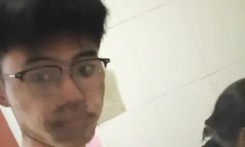 Cháy xe điện dưới tầng hầm, thiếu niên 17 tuổi một tay bế bà thoát khỏi biển lửa