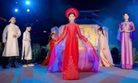 Giải mã hiện tượng du khách đổ đến Huế, Đà Nẵng