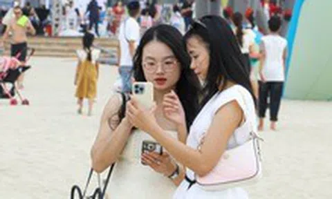 Hàng ngàn du khách đổ về biển Đà Nẵng dịp nghỉ lễ Giỗ Tổ