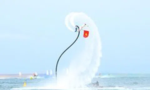 Mãn nhãn màn trình diễn nghệ thuật flyboard lần đầu trên biển Đà Nẵng