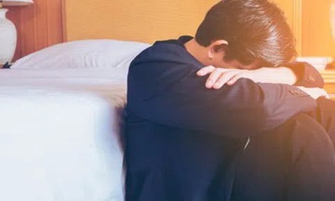 Giận bố mẹ, 3 năm không về quê, ngày trở lại con trai bật khóc vì ân hận