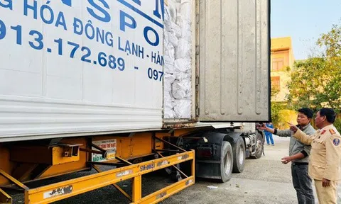 CSGT bất ngờ phát hiện "bí mật" về lô hàng 10 tấn trên xe đầu kéo
