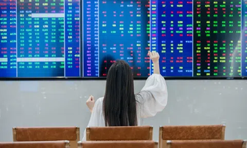 VN-Index dựng đứng, hơn 500 cổ phiếu tăng điểm sáng nay