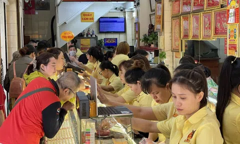 Giá vàng trong nước đang cao hơn giá vàng thế giới hơn 3 triệu đồng/lượng