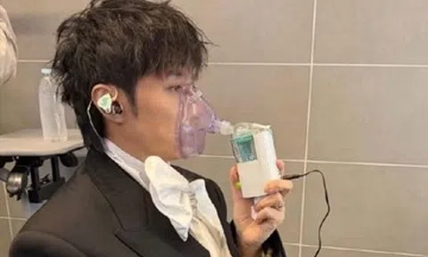 Ca sĩ Cổ Cự Cơ kiệt sức, ho ra máu và phải thở oxy