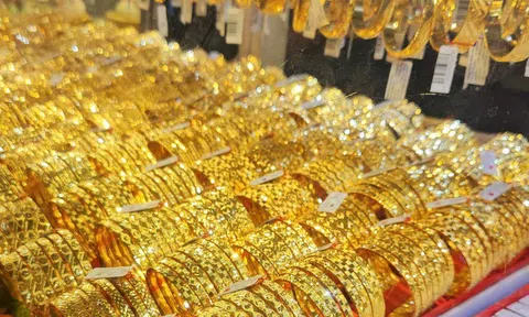 Sáng 19-12, giá vàng miếng SJC bỏ xa giá vàng thế giới