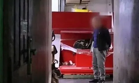 Có nhà tiền tỷ, ông lão 78 tuổi vẫn ngủ ở lối vào siêu thị vì sợ cô đơn