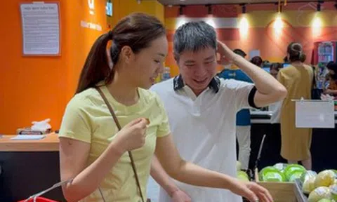 Vợ NSND Công Lý làm tiếp thị nuôi chồng, diễn viên Minh Tiệp rán trứng trên nắp capô