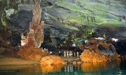 Du khách tấp nập ngược sông Son vào động Phong Nha giữa cao điểm nắng nóng