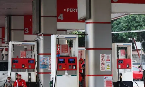 Indonesia cạn nhiên liệu diện rộng, người dân xếp hàng 30 phút chỉ để mua xăng: Chuyện gì đang xảy ra?