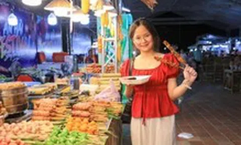Hàng ngàn du khách trải nghiệm hơn 100 gian hàng tại lễ hội ven biển Đà Nẵng