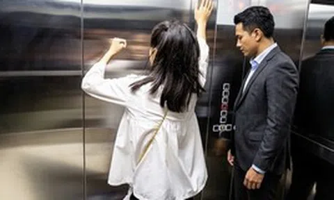 Vợ chồng hàng xóm lúc nào cũng cười với nhau ở thang máy, nắm tay khi ra ngoài... đến ngày tình cờ biết bí mật của họ, tôi cứ nghĩ mãi