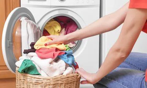 Có nên giặt quần áo mới mua trước khi mặc? Người trong nghề tiết lộ thông tin gây sốc