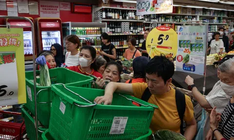 Hong Kong 'cháy' hàng siêu thị, giá rau tăng gấp 3 vì bão Ragasa