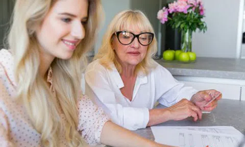 Sau đám tang thông gia, mẹ chồng đưa tờ giấy khiến con dâu khóc òa