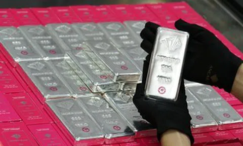 Tối 11-5, giá bạc tăng sốc, bỏ xa vàng