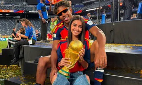 Bạn gái người mẫu gây bão khi đăng ảnh chụp với Yamal và cúp vô địch World Cup