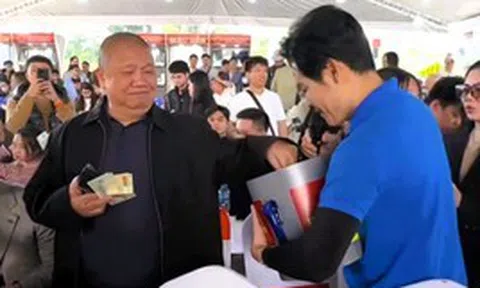 Chủ tịch Hoa Sen Lê Phước Vũ dốc hết tiền trong ví