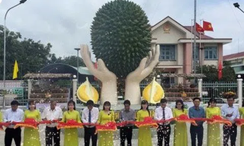 Khánh thành biểu tượng đôi bàn tay nâng đỡ trái sầu riêng ở Đồng Tháp