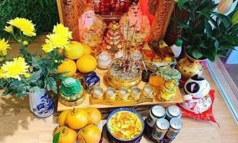 Tại sao bàn thờ Thần Tài luôn có bát nước thả hoa?