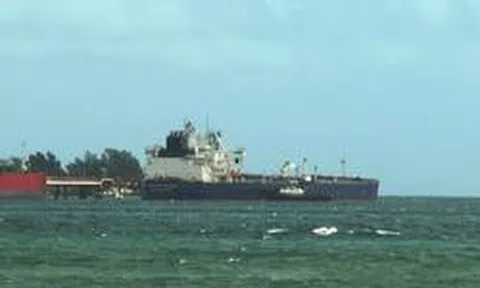 Phát hiện tàu chở gần 300.000 thùng dầu Nga đang di chuyển, đến sát Cuba thì bất ngờ dừng lại