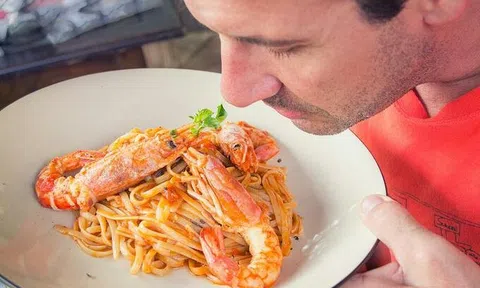 Nghiên cứu tiết lộ mẹo trước bữa ăn giúp giữ dáng