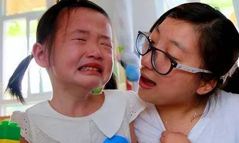 Bé gái 4 tuổi đi học về cứ nói "Cô giáo không thích con", phụ huynh không tin nhưng soi camera xong, tức tốc đến gặp Hiệu trưởng