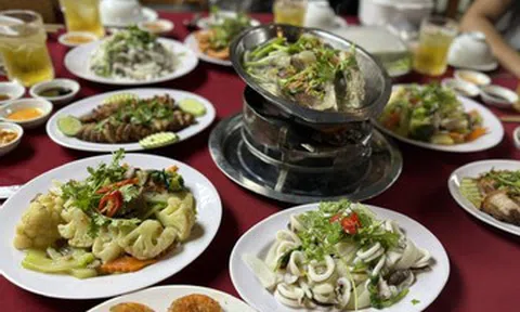 Cô gái tủi thân khi em thi tốt nghiệp 23 điểm được mẹ khao to, tặng điện thoại