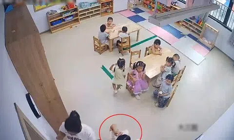 Mẹ bận đi làm, check camera lớp mẫu giáo con học rồi bật khóc khi chứng kiến hành động của giáo viên