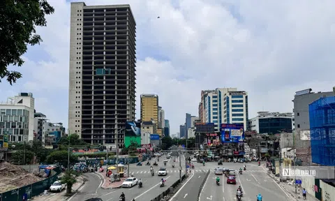 Cận cảnh tòa nhà "chọc trời" bỏ hoang giữa lòng Hà Nội