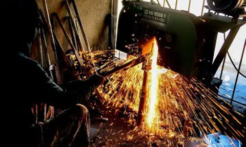 Mưu sinh bên lò lửa 1.000 độ C giữa những ngày nắng nóng gay gắt ở Thanh Hóa