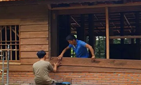 9X Đồng Nai giã từ phố thị, gom gỗ cũ dựng nhà giữa rừng cao su tìm lại tuổi thơ