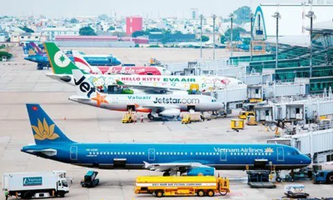 Đằng sau con số 76 triệu lượt khách: Ai đang thực sự "hốt bạc" ở các sân bay Việt Nam?