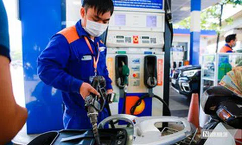 Giá xăng dầu tiếp tục giảm