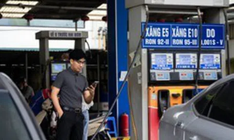 Vòng quanh Hà Nội và TP.HCM: Loạt cây xăng vẫn bán song song xăng E5 cùng E10