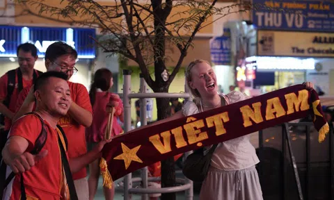 Ra mà xem khách Tây làm gì giữa lúc Việt Nam vô địch!
