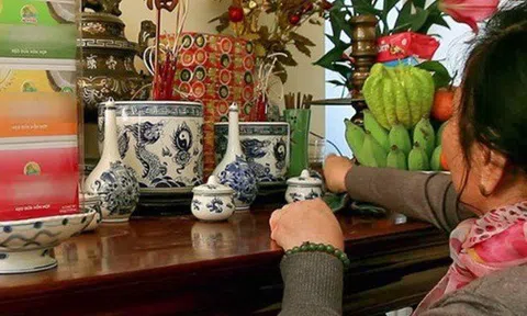 Bao sái bàn thờ đúng cách đón tài lộc: Chuyên gia hướng dẫn trình tự lau, không lau bát hương đầu tiên