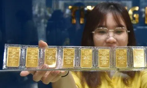 Một ngày, giá vàng giảm tới 4,6 triệu đồng/lượng, giá bạc cũng lao dốc