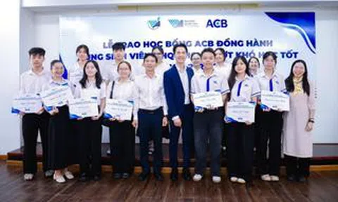 Chủ tịch ACB Trần Hùng Huy kỳ vọng sinh viên tiêu biểu sẽ trở thành lãnh đạo doanh nghiệp hàng đầu