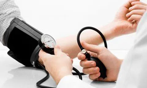 20 tuổi, huyết áp 180/100 mmHg, bất ngờ phát hiện u tuyến thượng thận