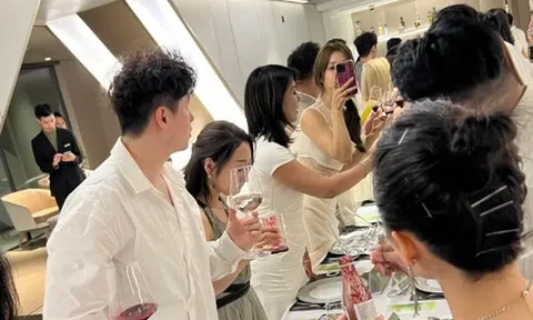 Thường cầm điện thoại theo 3 cách này là biểu hiện của EQ thấp, tuyệt đối tránh khi đi Tất niên công ty