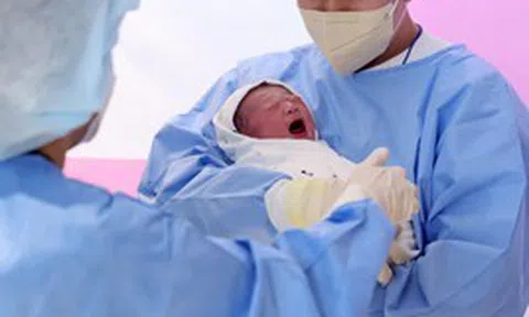 Cậu bé vừa chào đời đã được gọi là "phép màu", cả làng treo băng rôn ăn mừng vì lý do không ngờ