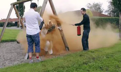 Sinh nhật khó quên ở Đan Mạch: 25 tuổi mà vẫn ‘ế’ có thể bị bạn bè trói vào cột, phủ đầy bột quế